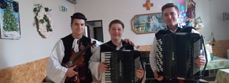 Vystúpenie folklórneho súboru pri príležitosti mesiaca úcty k starším - 313036666_830174584842944_1103417236780862926_n