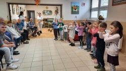 Vystúpenie detí zo škôlky v Hornom Srní pri príležitosti mesiacia úcty k starším