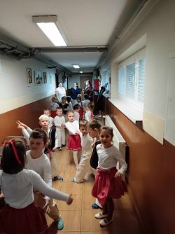 Vystúpenie detí zo škôlky v Hornom Srní pri príležitosti Október-mesiac úcty k starším